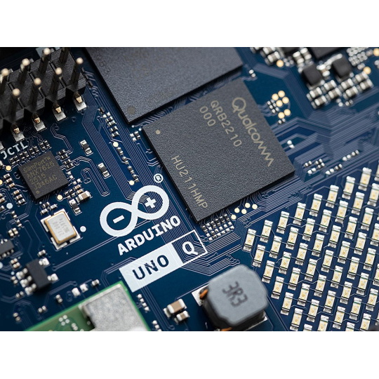 Arduino UNO Q 2 ГБ