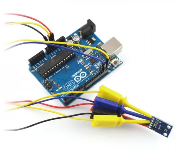 Czujnik natężenia światła BH1750 podłączony do Arduino Uno.