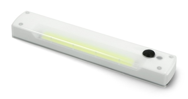 Lampka LED idealnie nadaje się do oświetlania wnętrz szafek.