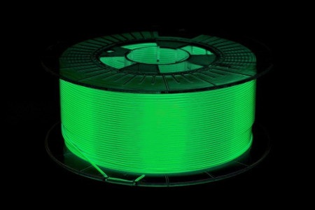 Filament Spectrum S-Flex 90A świeci w ciemności w kolorze zielonym.