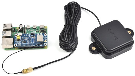 Antena wielopasmowa GNSS SMA w kolorze czarnym jest połączona z mikrokontrolerem.
