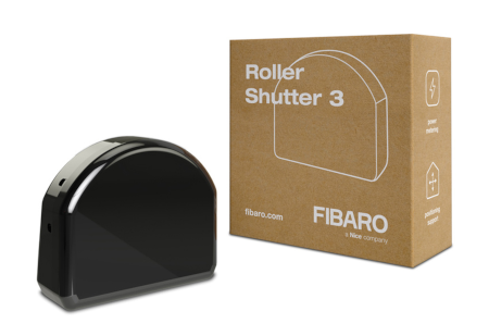 Sterownik rolet Fibaro w czarnej obudowie leży na białym tle wraz z pudełkiem.
