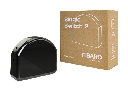 Czarny przekaźnik Fibaro leży na białym tle wraz z pudełkiem.