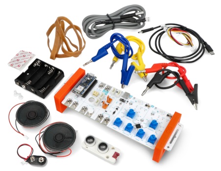 Zestaw Arduino Science Kit R3 leży wraz ze wszystkimi elementami na białym tle.